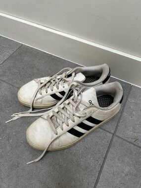 Adidas classic size 9